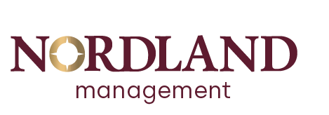 Nordland Management – Asesoría y Gestión Empresarial Logotipo granate de Nordland Management, consultora especializada en asesoría fiscal, contable y laboral para empresas.
